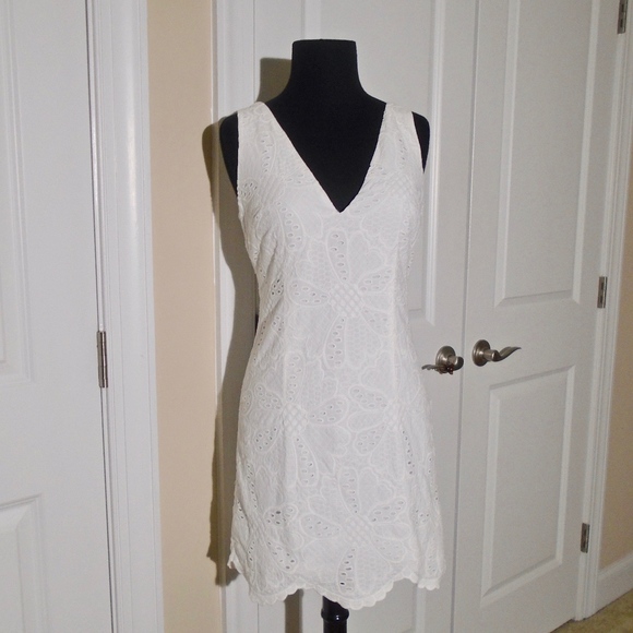 LILLY PULITZER Madden Petal Eyelet Dress 2/4 - Picture 2 of 8